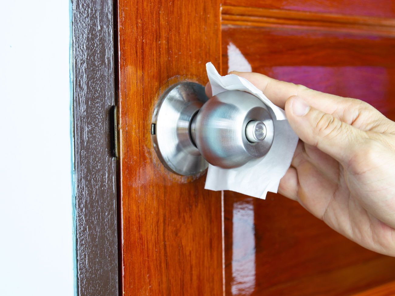 Контакт с поверхностями, на которые попал вирус, может привести к заражению