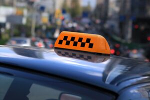 Згідно з українським законодавством, у таксі має бути розпізнавальний ліхтар оранжевого кольору