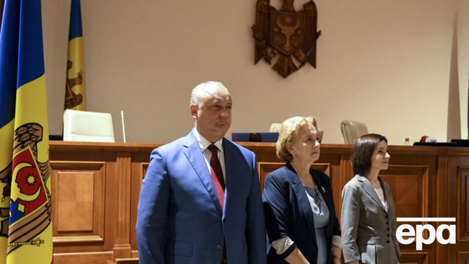 Санду (справа) утверждает, что коалиция прозападных сил с Додоном (слева) задумывалась как временная