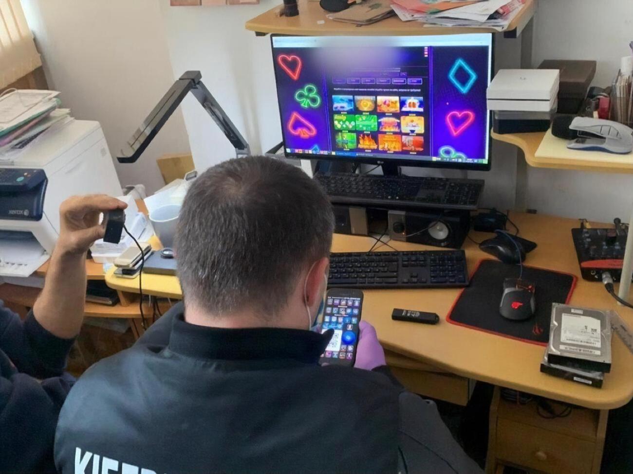 За місцем проживання фігуранта правоохоронці провели обшук