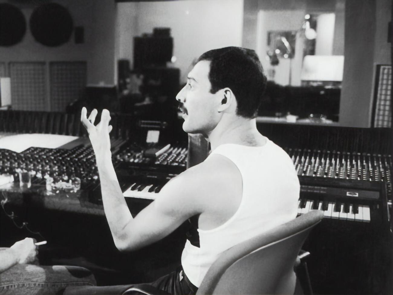 Причиной смерти Меркьюри в 1992 году стали осложнения, вызванные СПИДом