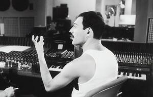 Причиной смерти Меркьюри в 1992 году стали осложнения, вызванные СПИДом