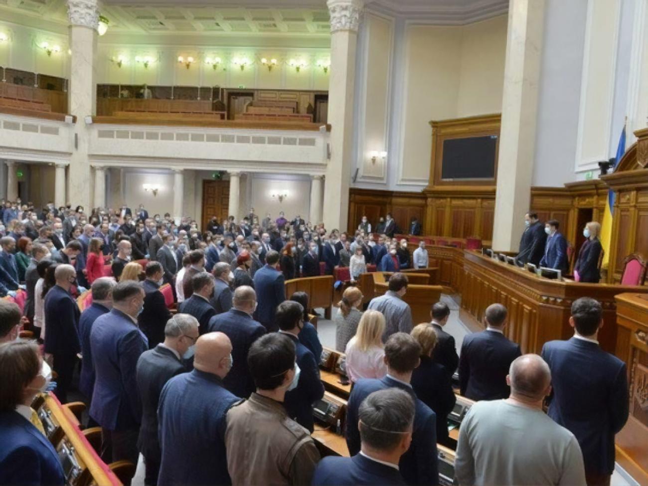 13 мая&nbsp;народные депутаты приняли законопроект, запрещающий возврат национализированных банков прежним владельцам