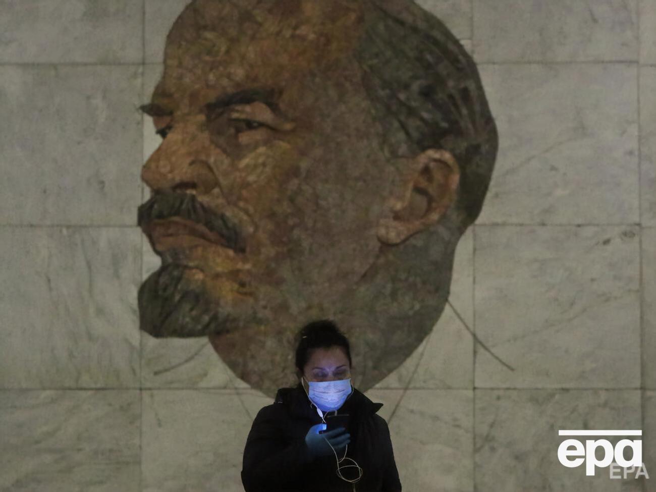 Росія посідає друге місце у світі за кількістю заражених коронавірусом. На фото &ndash; жінка в захисній масці на станції метро "Бібліотека імені Леніна" в Москві