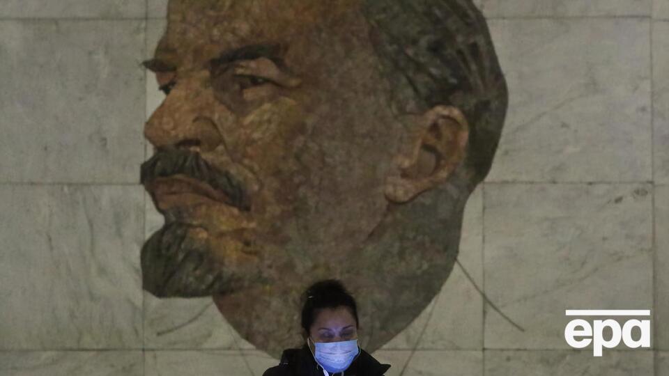 Росія посідає друге місце у світі за кількістю заражених коронавірусом. На фото – жінка в захисній масці на станції метро "Бібліотека імені Леніна" в Москві