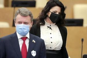 Значки для "відлякування вірусу", як у депутата Держдуми зліва, в російських аптеках коштують 852 руб.