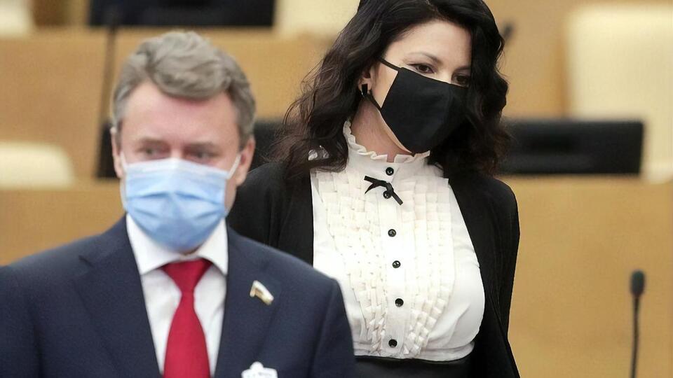 Значки для "відлякування вірусу", як у депутата Держдуми зліва, в російських аптеках коштують 852 руб.