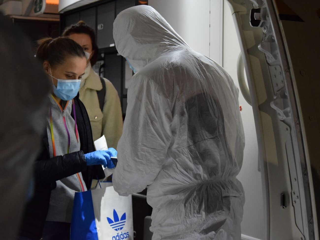 В общей сложности за прошедшие сутки пограничники оформили на въезд и выезд из Украины почти 16 тыс. человек