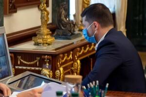 Зеленський: Давайте завершимо ці виплати якомога швидше. Наші лікарі заслужили на це
