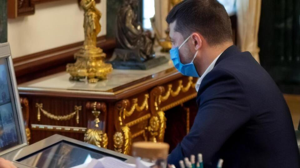Зеленский: Давайте завершим эти выплаты как можно скорее. Наши врачи это заслужили