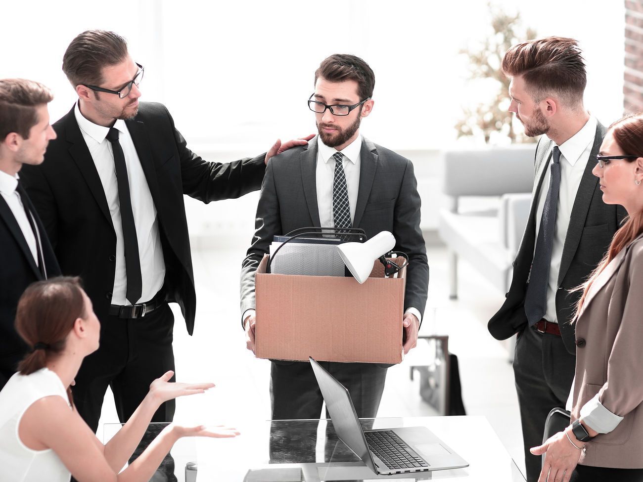 Размер помощи по безработице на период карантина и в течение 30 дней после его окончания составляет 1000 грн