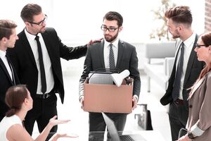 Размер помощи по безработице на период карантина и в течение 30 дней после его окончания составляет 1000 грн