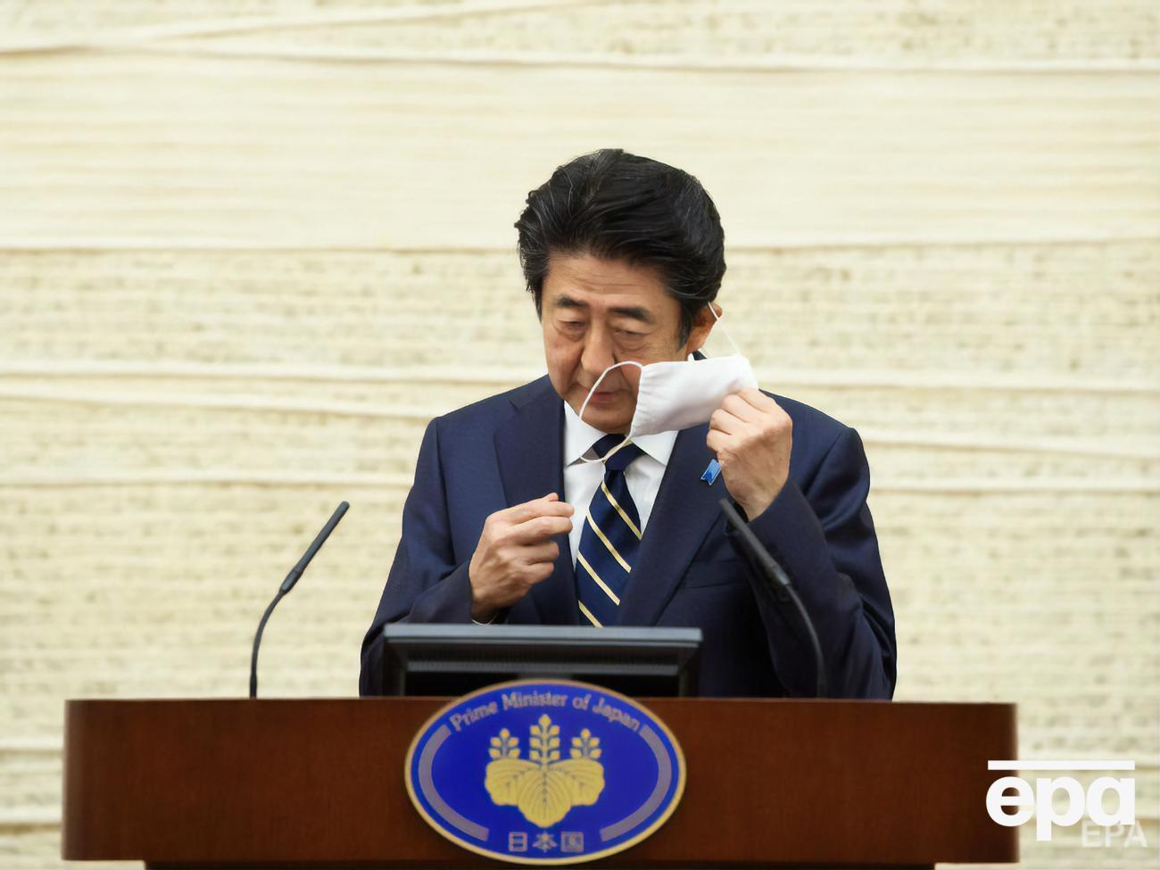 Абе оголосив про скасування НС на пресконференції і закликав жителів дотримуватися протиепідемічних правил