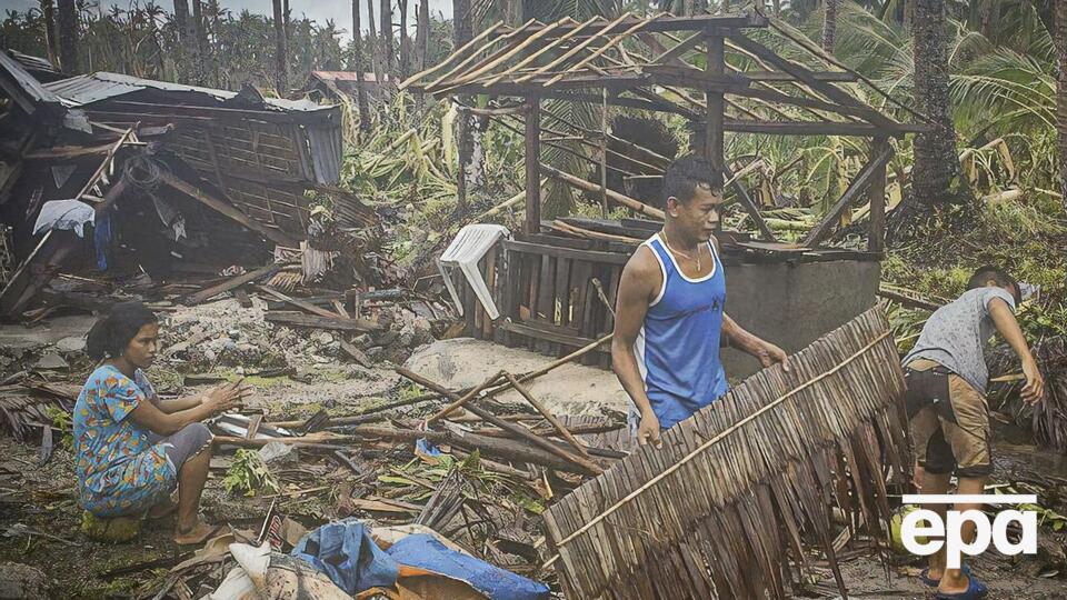 На Филиппины обрушился тайфун, власти эвакуировали более 140 тыс. человек. Фоторепортаж