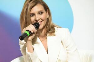 Зеленська: Якщо збережеться мода на комбінування суконь зі спортивним взуттям, буду щасливою