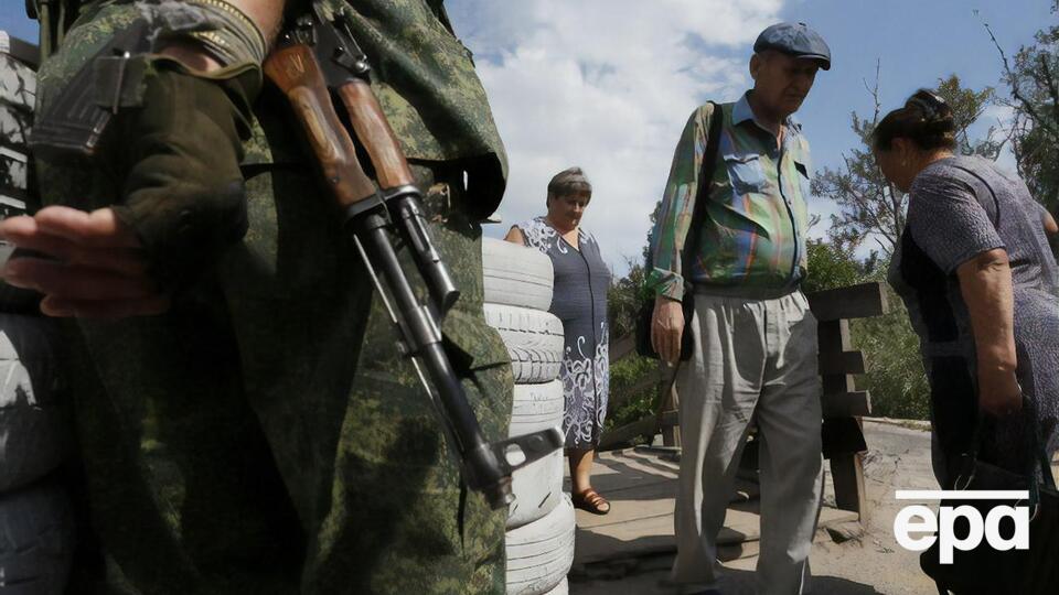 Бойовики не пропускають людей із дозволами