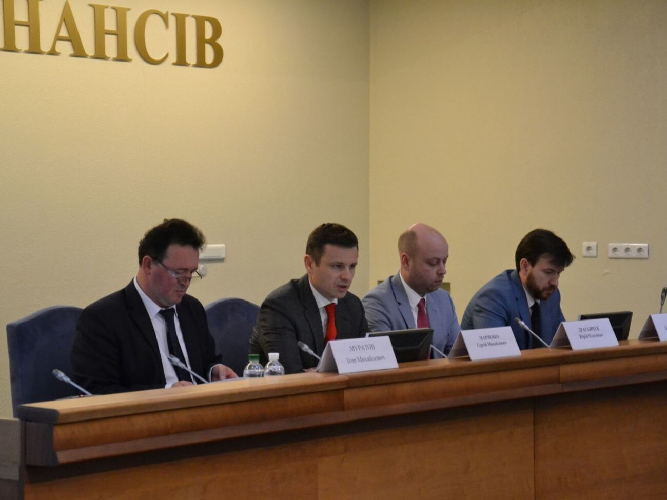 Марченко (другий ліворуч) оголосив про звільнення голів дев'яти регіональних митниць
