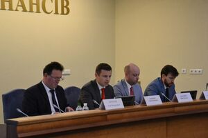 Марченко (другий ліворуч) оголосив про звільнення голів дев'яти регіональних митниць