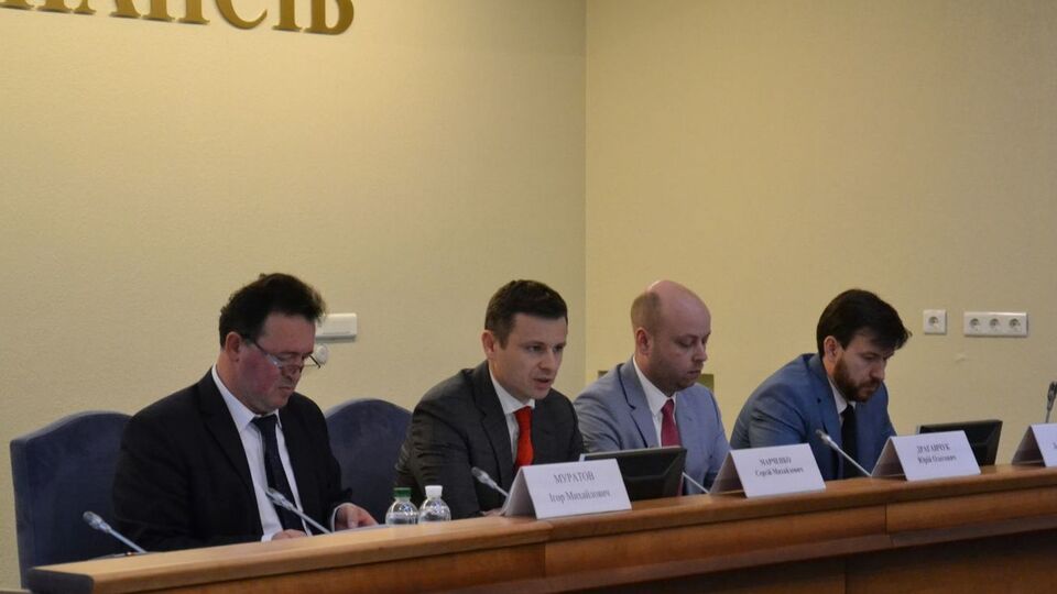 Марченко (другий ліворуч) оголосив про звільнення голів дев'яти регіональних митниць