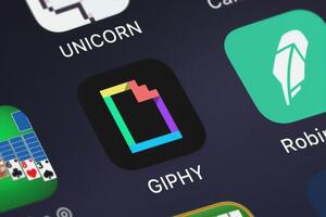 Facebook и раньше использовала функционал Giphy в своих приложениях