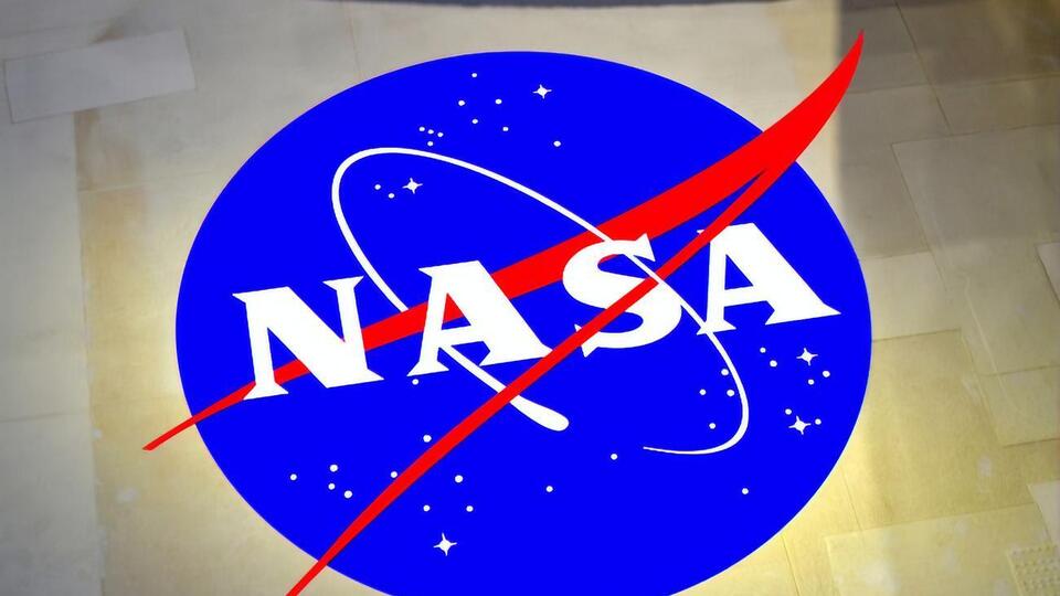 У межах програми NASA планує висадити на поверхню Місяця першу жінку і ще одного чоловіка до 2024 року
