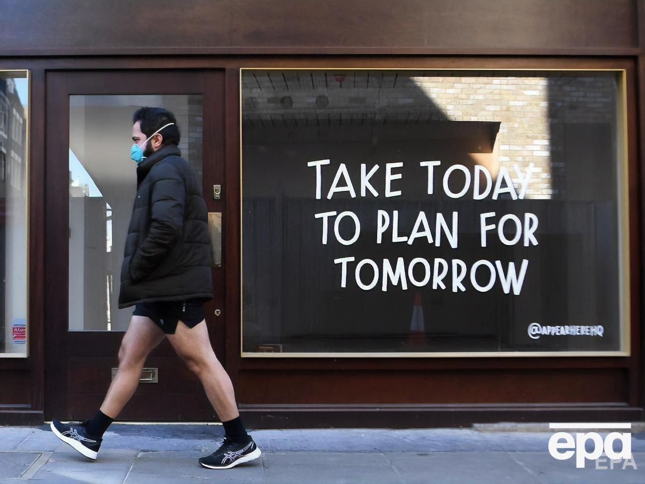 Число новых случаев заражения коронавирусом в Великобритании остается стабильно высоким