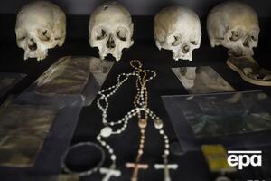 Останки жертв массовых убийств в Мемориале геноцида в Кигали (столице Руанды)