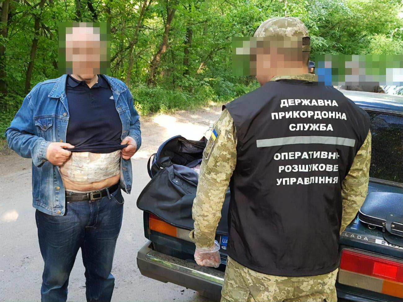 Гроші було прикріплено до тіла скотчем