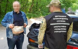 Деньги были прикреплены к телу скотчем