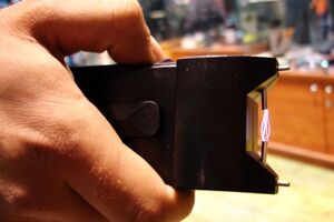 Электрошокер является гораздо более щадящим методом остановки правонарушителя, чем дубинка, полагают в МВД Украины