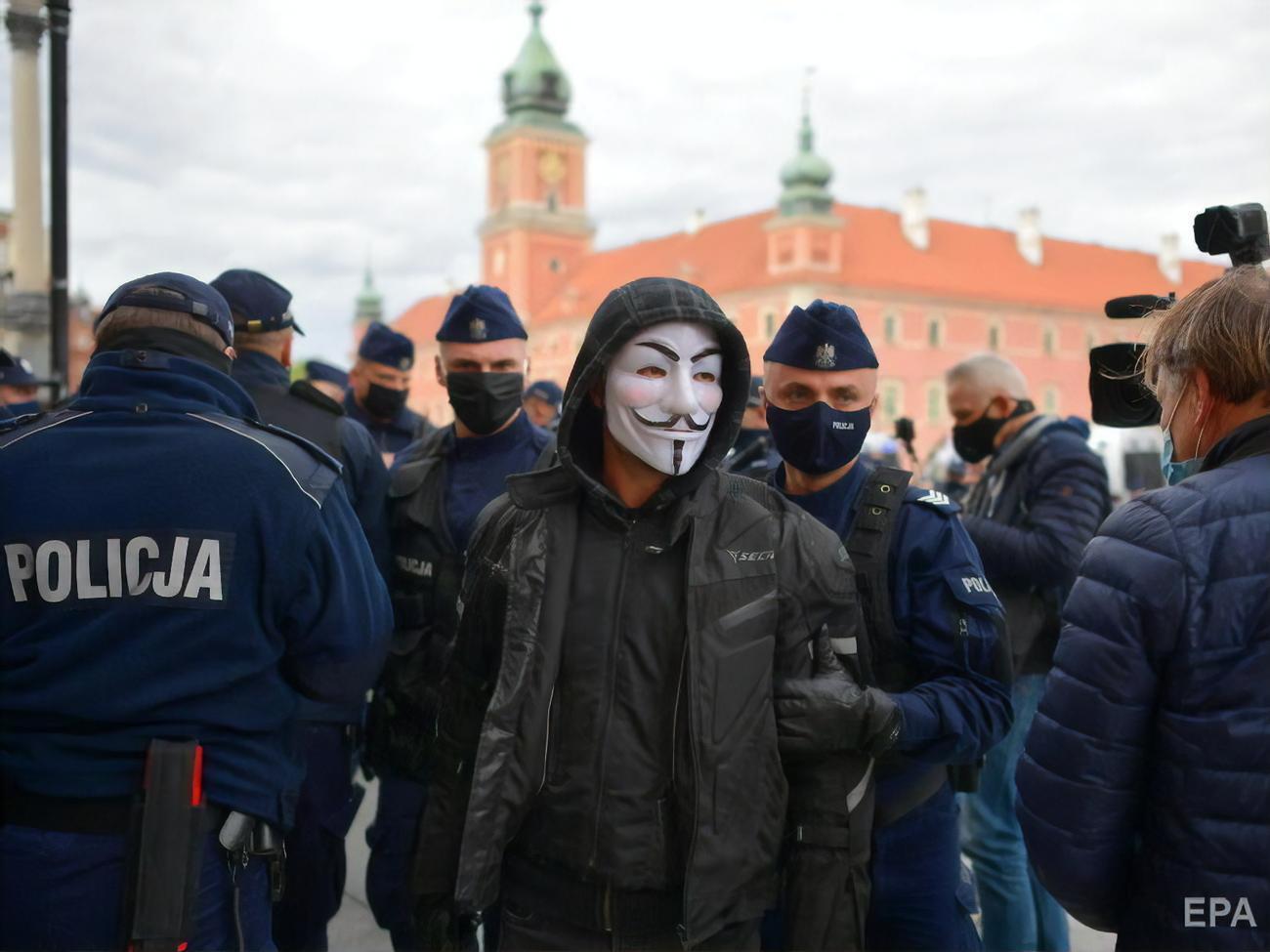 В Варшаве предприниматели требовали разрешить им работать, полиция применила газ. Фоторепортаж