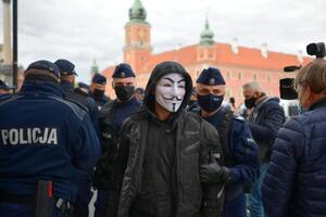 В Варшаве предприниматели требовали разрешить им работать, полиция применила газ. Фоторепортаж