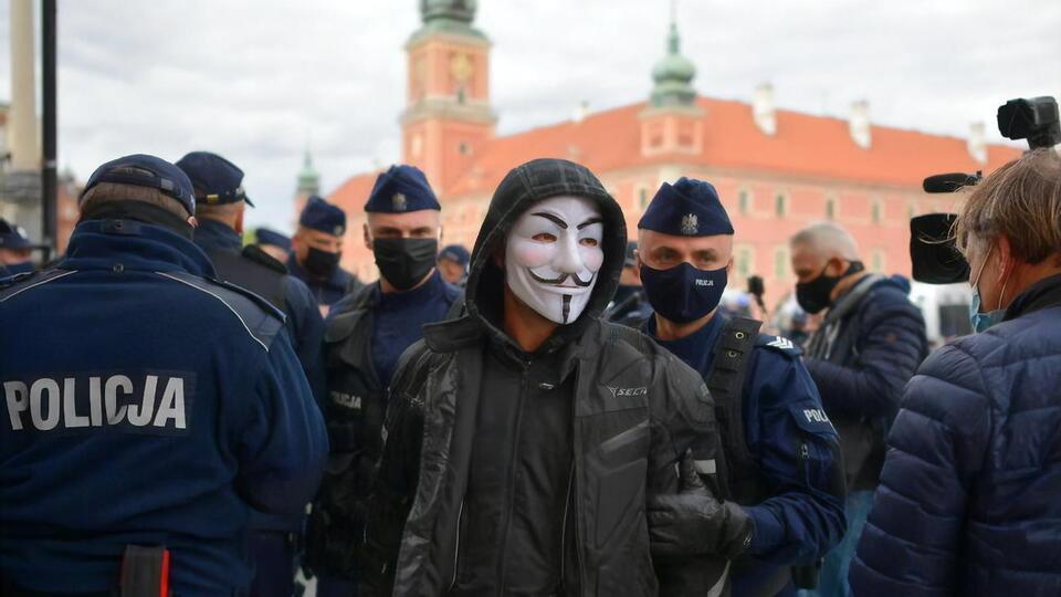 В Варшаве предприниматели требовали разрешить им работать, полиция применила газ. Фоторепортаж