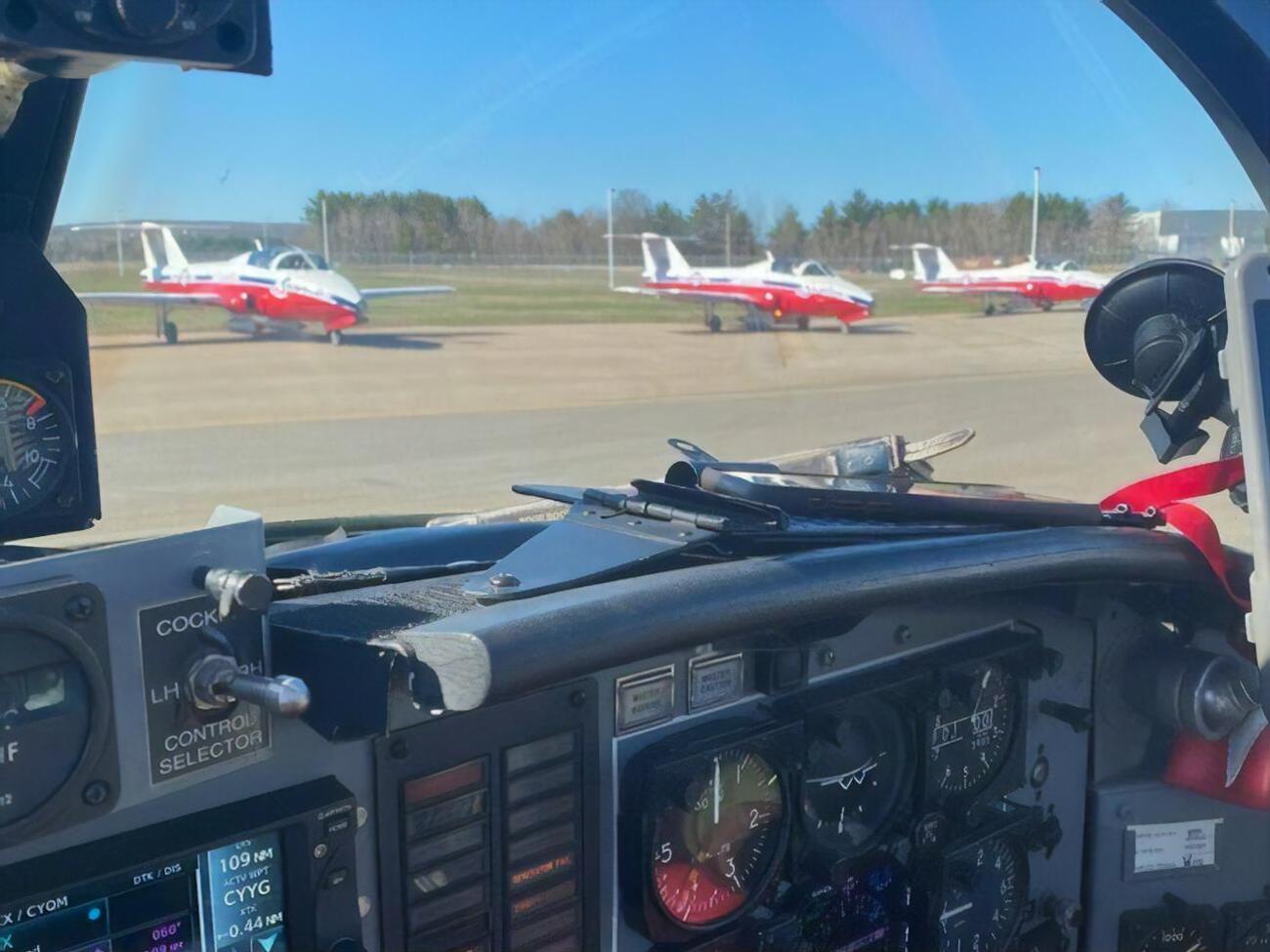 Літак належить до пілотажної групи The Snowbirds