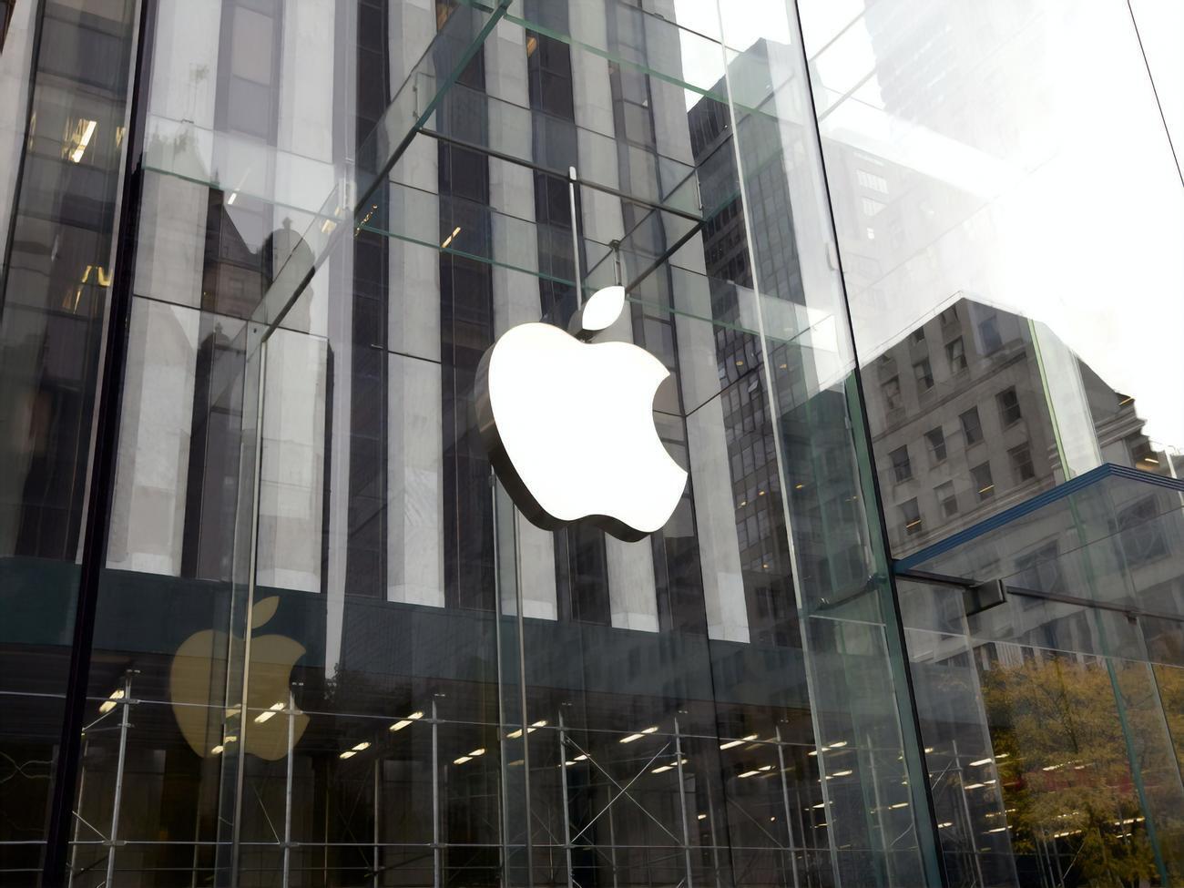 На початку лютого Apple закрила всі свої магазини в Китаї, а в середині березня &ndash; по всьому світу