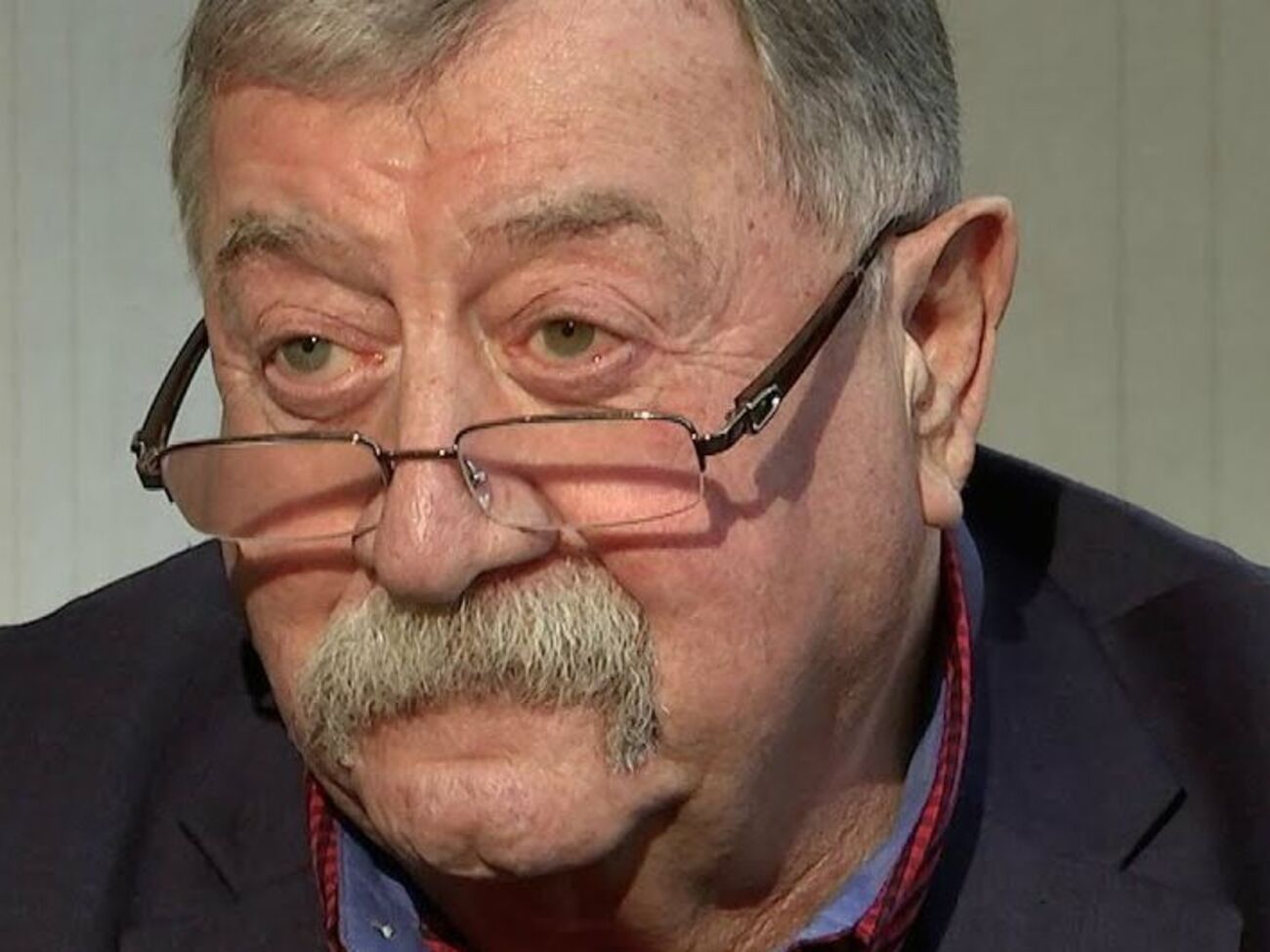 Лев:&nbsp;Это же Америка. Денег нету &ndash; тебя не будут хоронить. Бросят в холодильник: "Принеси деньги"