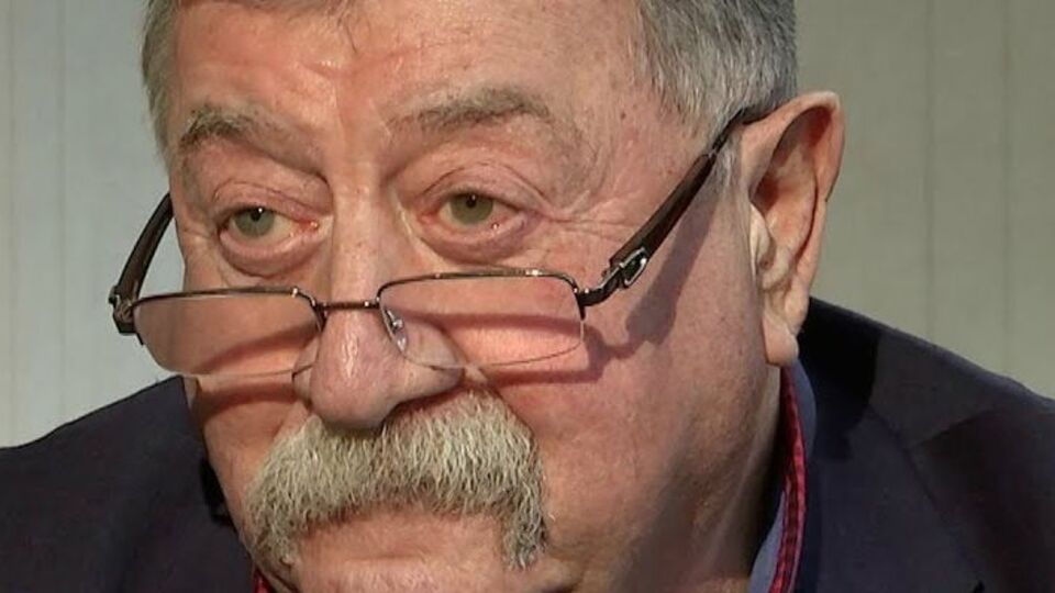 Лев: Это же Америка. Денег нету – тебя не будут хоронить. Бросят в холодильник: "Принеси деньги"