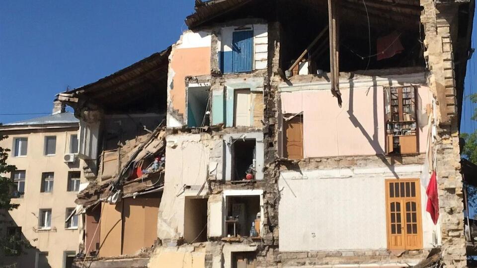 За даними ЗМІ, унаслідок обвалення зруйновано три квартири