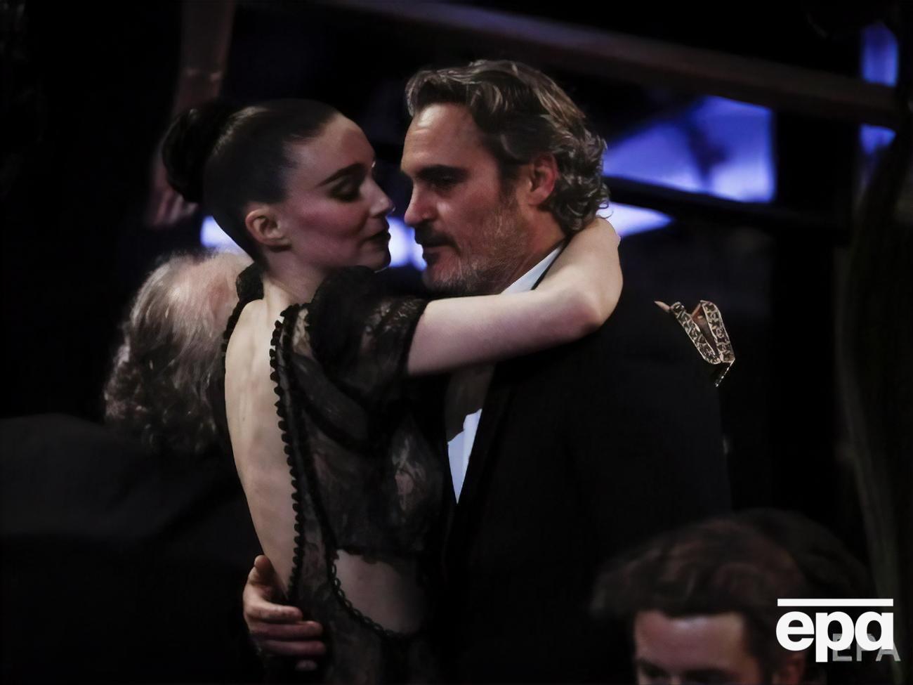 Фенікс і Мара знайомі приблизно протягом семи років