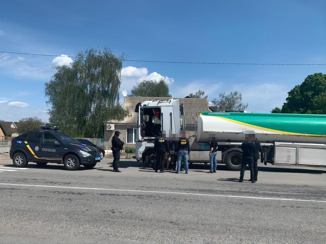 Правоохранители изъяли 15 тонн горючего, незаконно вывезенного с территории воинской части