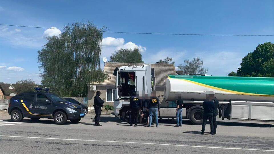 Правоохранители изъяли 15 тонн горючего, незаконно вывезенного с территории воинской части