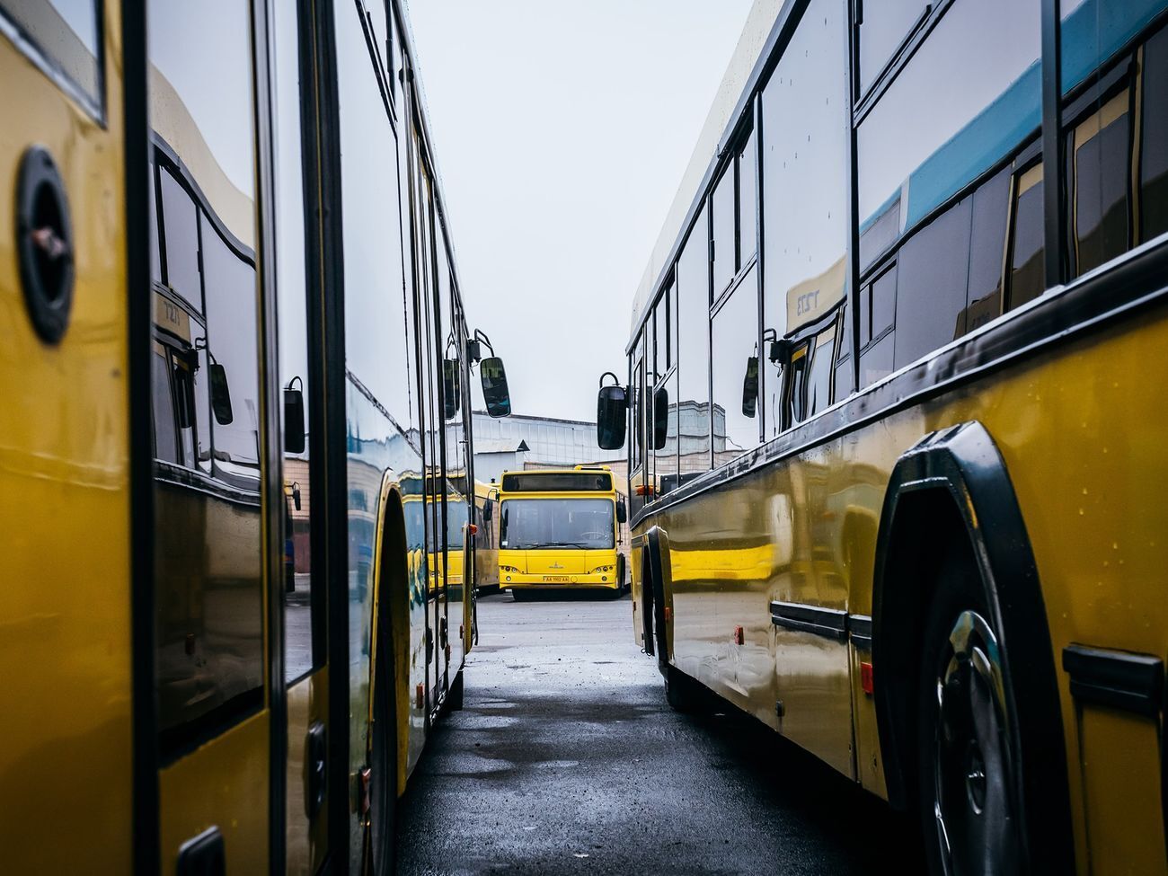 До кінця тижня наземний громадський транспорт у Києві повністю відновить свою роботу