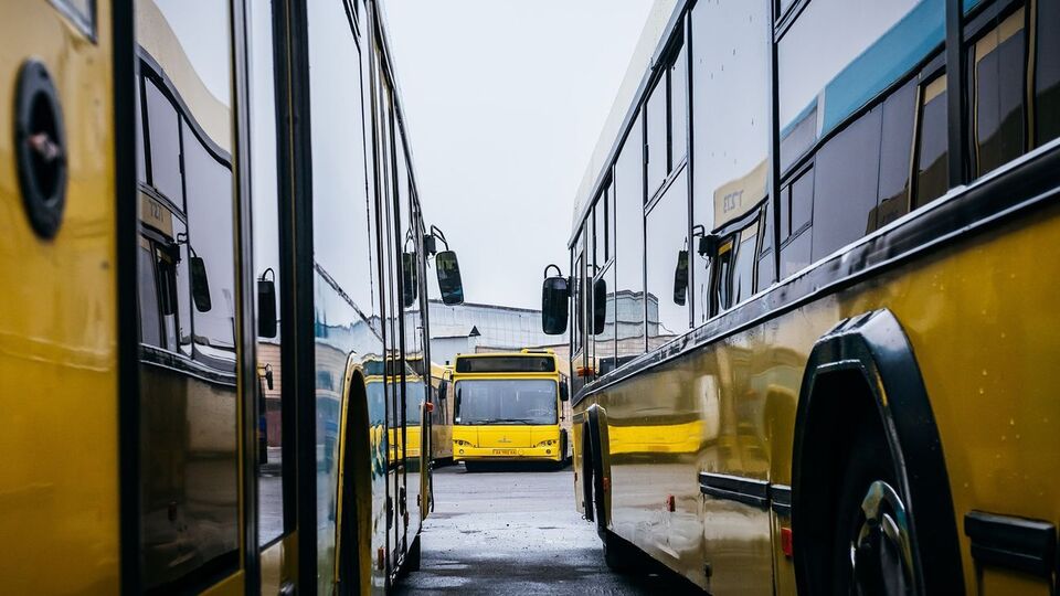 До кінця тижня наземний громадський транспорт у Києві повністю відновить свою роботу