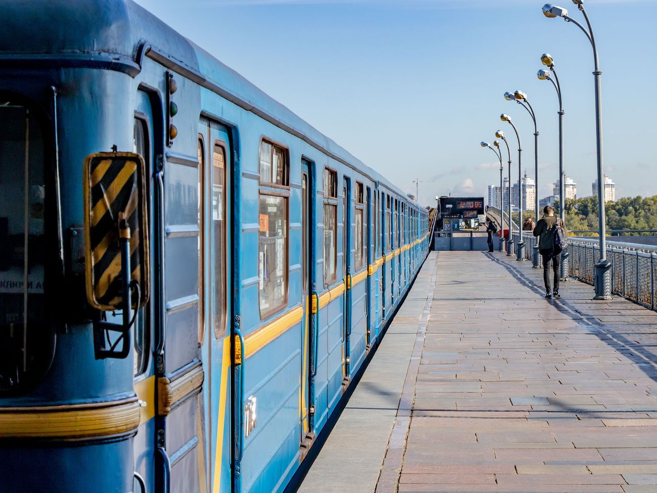 Денний пасажиропотік Київського метрополітену становить приблизно 1,4 млн