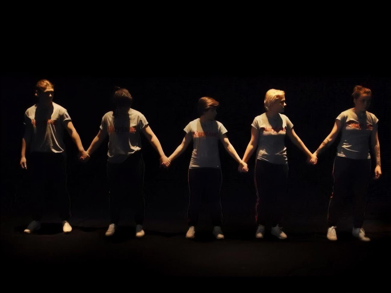 У ролику учасниці шоу на чорному тлі виконують під фонограму пісню #НЕБЕЙБІ, а у фіналі руйнують перешкоди