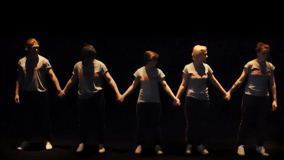 У ролику учасниці шоу на чорному тлі виконують під фонограму пісню #НЕБЕЙБІ, а у фіналі руйнують перешкоди