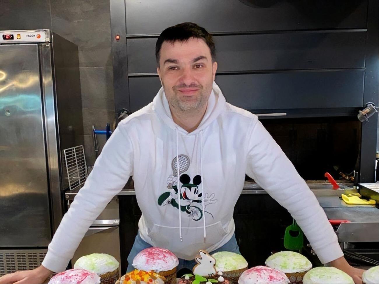 Федотенков зазначив, що всі столики будуть на відстані понад півтора метра, а офіціанти будуть у масках і рукавичках