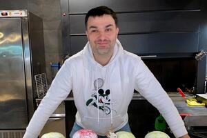 Федотенков зазначив, що всі столики будуть на відстані понад півтора метра, а офіціанти будуть у масках і рукавичках