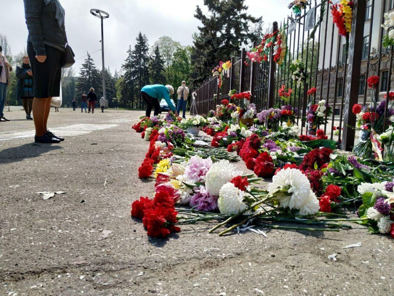 До Будинку профспілок пускають по двоє людей