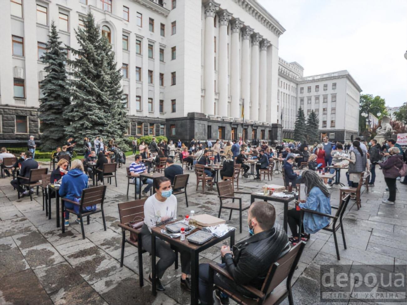 "Требуем пересмотреть велюровый карантин". Под Офисом президента прошла акция протеста рестораторов. Фоторепортаж